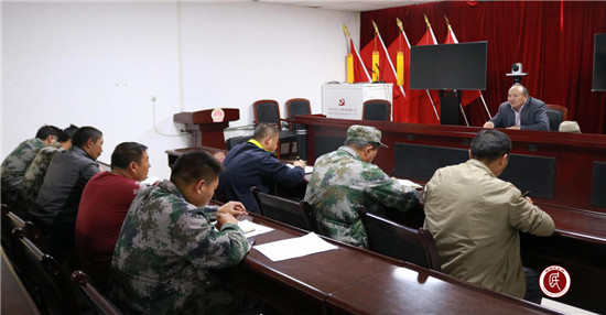 乌恰县人大常委会主任哈力别提·买买提吐尔干来巴音库鲁提乡查问题促